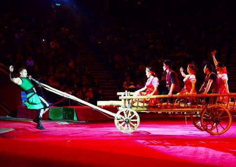 Выходят на арену силачи