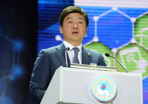 А кому легко?